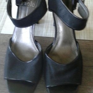 Paola Black sandals sz 6 med